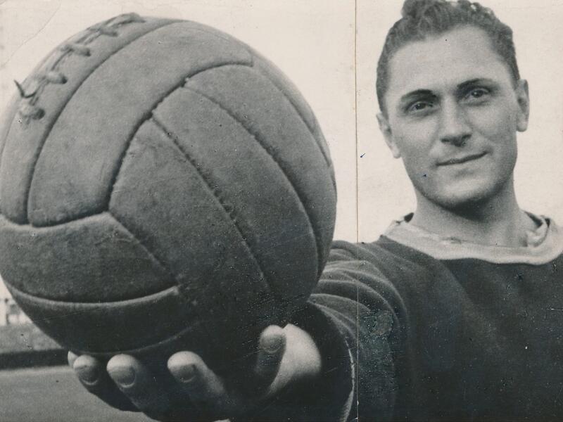 المركز الأول: التشيكي النمساوي يوسيف بيكان برصيد 805 أهداف خلال 530 مباراة