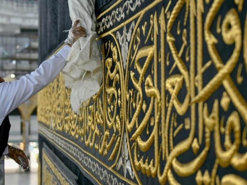 الالتزام بتطهير الأسطح البيئية بشكل دوري مجدول مع التركيز على الأماكن التي يكثر فيها احتمالية التلامس خاصة مثل نقاط الاستقبال، مقاعد الجلوس، وأماكن الانتظار وكذلك مقابض الأبواب وطاولات الطعام ومساند المقاعد وخلافه وبعد كل استخدام.