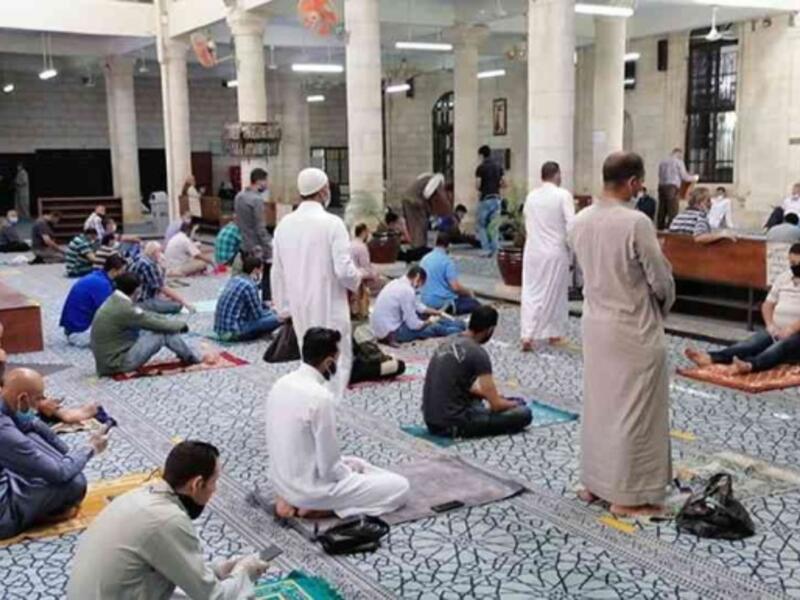 منعت بعض الدول العربية إقامة صلاة عيد الأضحى في المساجد والساحات، وحصرتها في المنازل أو مساجد محددة وفق ضوابط وقيود معينة، وافقت دول أخرى بشكل جزئي أو كلي على السماح بها.
