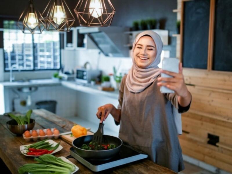 سيأخذ التواصل مع صلة الرحم والأقارب منحى تكنولوجيًا لنقل التهنئة إلى العالم الافتراضي عبر إنستغرام أو تويتر أو فيسبوك، أو التواصل عبر الفيديوهات والتيك توك، أو باستخدم تطبيقي "واتساب" و"فيس تايم".
