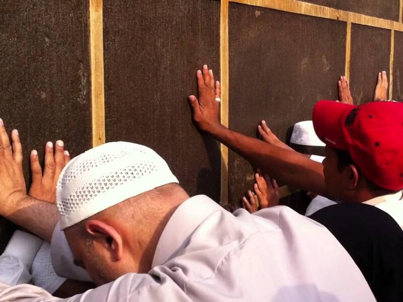 حظر لمس الكعبة المُشرفة.