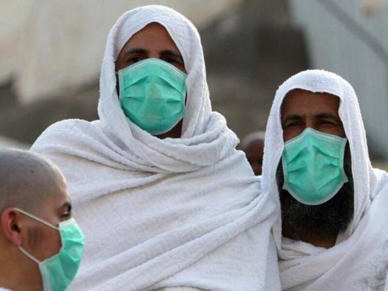 لبس الكمامات للقائمين على مسار الحج والحجاج وجميع العمال في جميع الأوقات والتخلص منها بالطريقة السليمة وفي المكان المخصص. 
