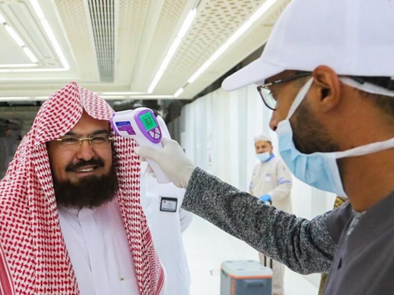 تجهيز غرفة أو دور لعزل الحالات المشتبه بها من القائمين على مسار الحج والموظفين أو الحجاج داخل العمائر السكنية وكافة المرافق حتى يتم التواصل مع الجهات المختصة وعمل الإجراءات اللازمة. 