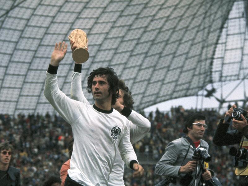 المركز السادس: الألماني غيرد مولر برصيد 735 هدفاً خلال 793 مباراة