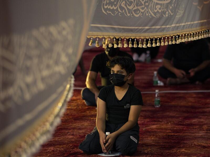 Iraqis respect social distancing at a mosque on August 20, 2020, as Muslim Shiites start marking Ashura under new health guidelines to limit the risk of exposure to Covid-19 virus. Hussein FALEH / AFP
