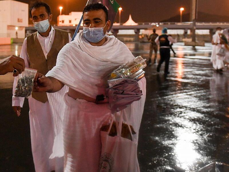 وبحسب المركز الوطني السعودي للوقاية من الأمراض "وقاية"، يتم تزويد الحجاج بحصى يتم تعقيمها مسبقًا، ووضعها أو تغليفها بأكياس مغلقة من قبل الجهة المنظمة مطابقة للمواصفات الاحترازية. 