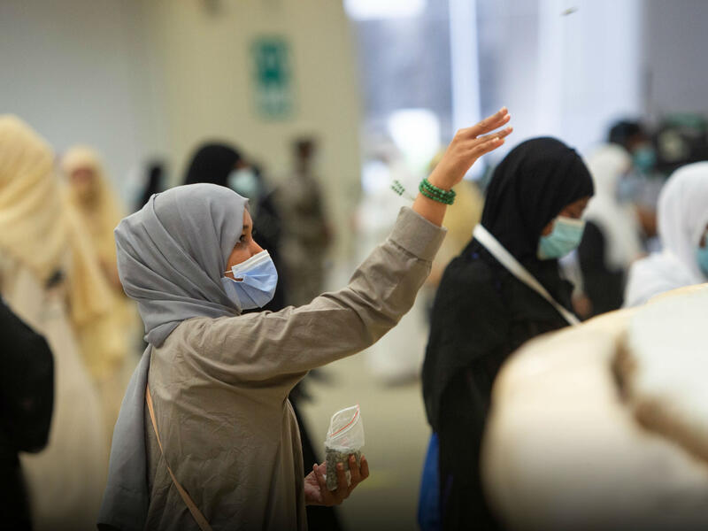 كما تم ترك مسافة متر ونصف إلى مترين على الأقل بين كل شخص والآخر أثناء أداء شعيرة رمي الجمرات.