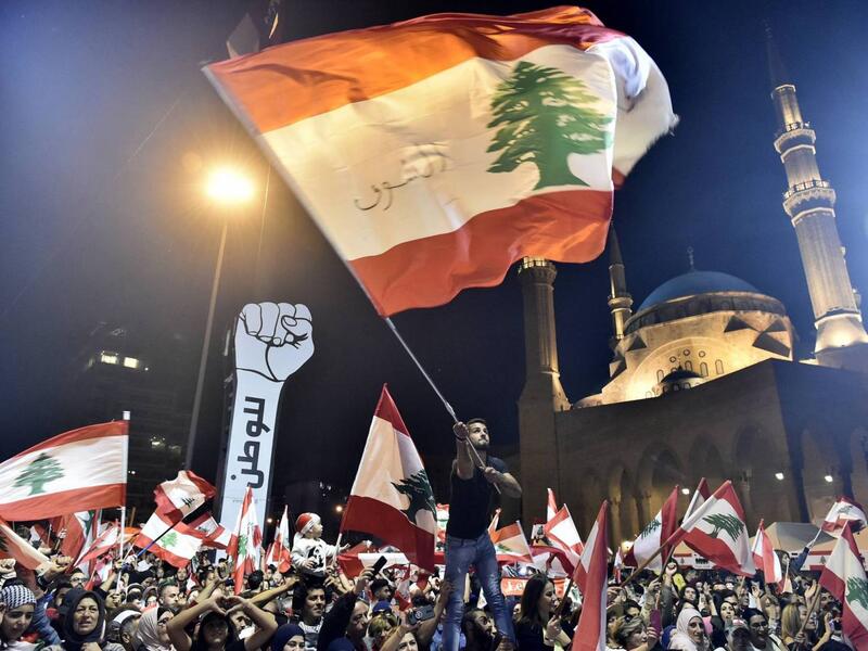 الحراك الشعبي 17 أكتوبر 2019: شهدت لبنان ركودًا اقتصاديًا غير مسبوق مع تباطؤ تدفقات رؤوس الأموال حيث واجهت الحكومة ضغوطا للحد من العجز الهائل في الميزانية، وواجهت مقترحات لتقليص أجور العاملين في الدولة ومشروع قانون بشأن معاشات التقاعد معارضة شديدة. وتعهدت الحكومة بتنفيذ إصلاحات طال انتظارها لكنها لم تحرز تقدما يسمح بوصول الدعم الأجنبي.