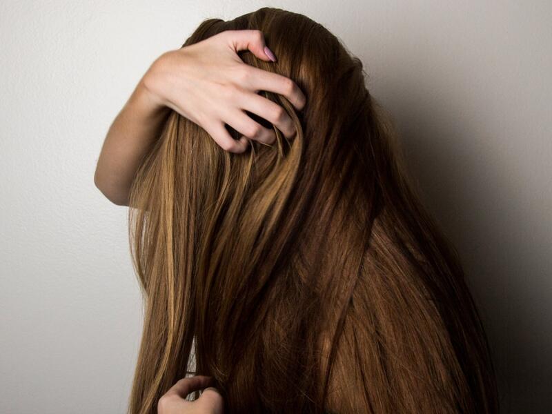 ما علاقة تساقط الشعر بفيروس كورونا؟