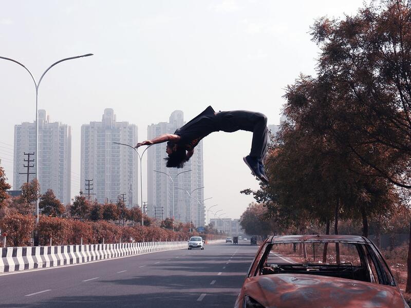 Young boy performs parkour  (pixabay)