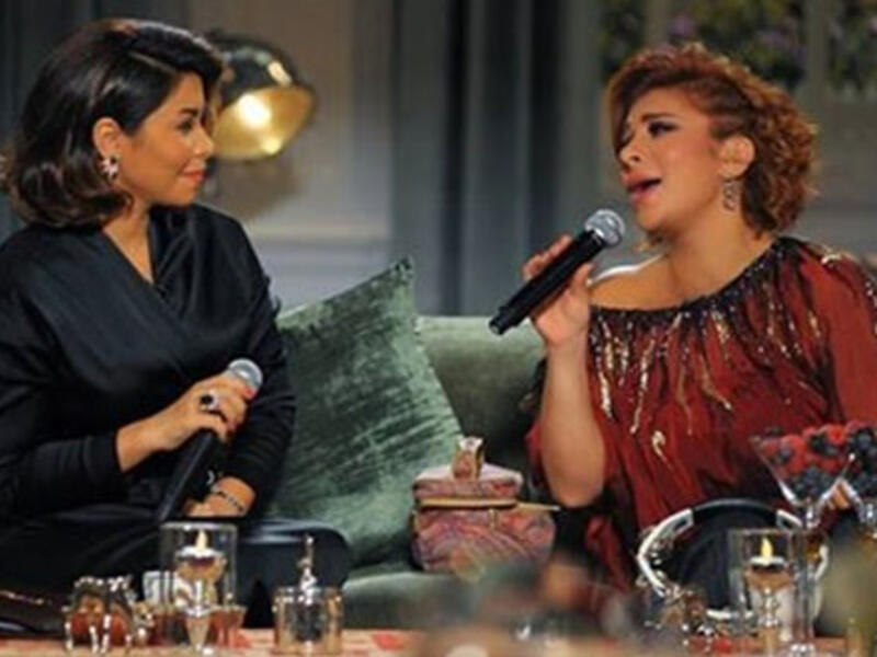 شيرين عبد الوهاب تطلب من أصالة نصري "بوسة على الشفاه"..فيديو مضحك أو مثير للجدل؟