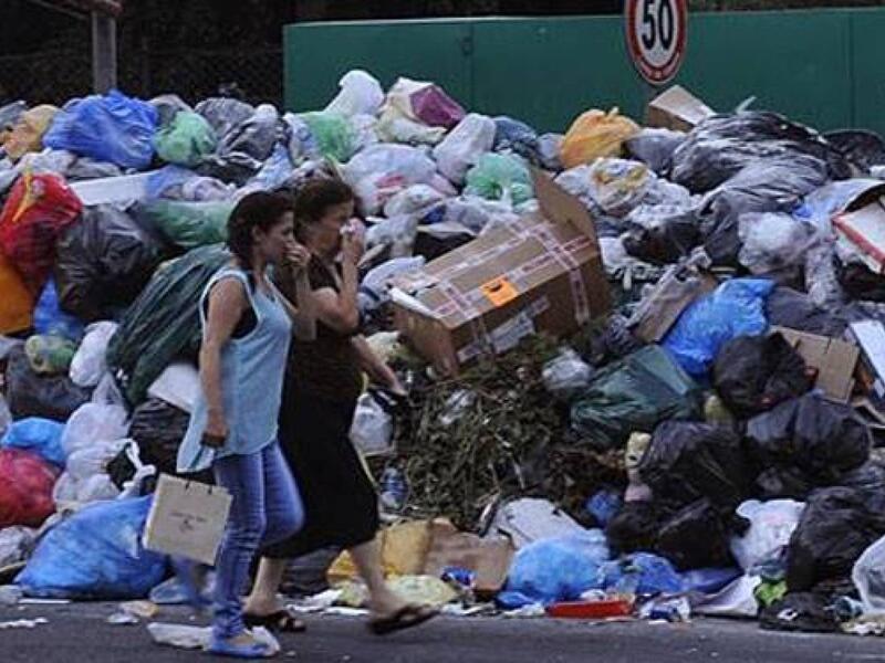 أزمة اجتماعية في 2015: شهد لبنان أزمة النفايات حينما أغلقت السلطات المكب الرئيسي للنفايات قرب بيروت دون توفير بديل له، مما دفع الناس للخروج في احتجاجات حاشدة بعد تكدس تلال القمامة في الشوارع وبدت هذه الأزمة إشارة جلية على عجز نظام المحاصصة الطائفي عن تلبية احتياجات أساسية مثل الكهرباء والمياه.