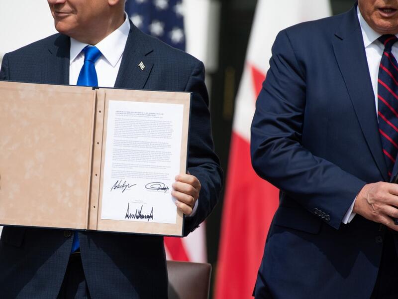 Israeli Prime Minister Benjamin Netanyahu(L) holds up the document after participating in the signing of the Abraham Accords where the countries of Bahrain and the United Arab Emirates recognize Israel, at the White House in Washington, DC, September 15, 2020. Israeli Prime Minister Benjamin Netanyahu and the foreign ministers of Bahrain and the United Arab Emirates arrived September 15, 2020 at the White House to sign historic accords normalizing ties between the Jewish and Arab states. SAUL LOEB / AFP