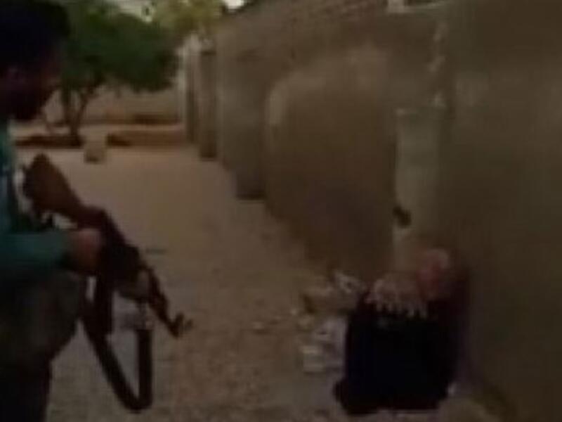 شاب سوري يقتل شقيقته أمام الكاميرا بـ سلاح كلاشينكوف  تحت شعار "غَسِل عارك"..فيديو مُرعب!