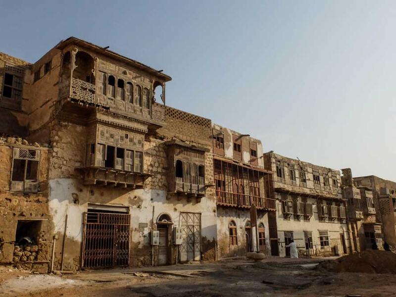 يُطل المنزل على ثلاث جهات، الجنوبية وتشرف على السوق القديم، والشمالية وتطل على مقبرة ينبع القديمة، والغربية التي تطل على البحر والميناء التجاري لينبع.