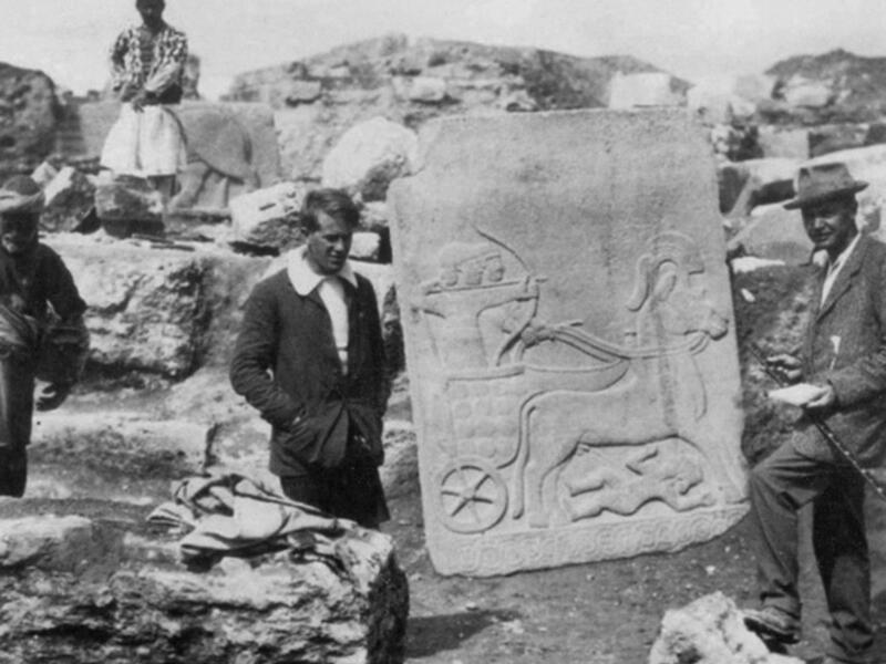 سافر لأولِ مرة إلى الشرق الأوسط حين كان طالبًا يدرس علم الآثار في أكسفورد، وأمضى صيف 1909 مسافرًا وحده عبر أرجاء سوريا وفلسطين لمسح القلاع الصليبية أثناء إعداده أطروحته الدراسية.