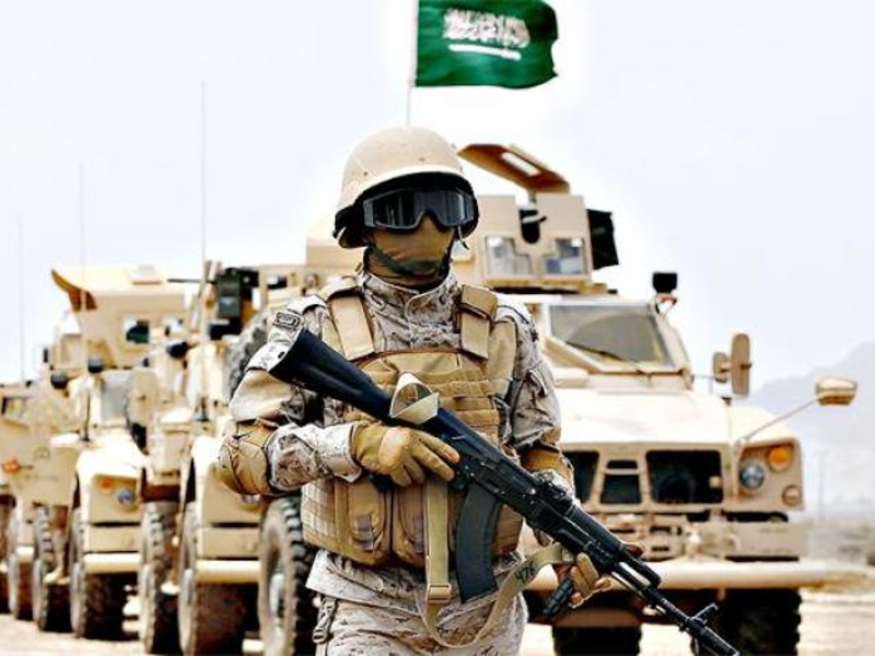 بدأ مسيرته القيادية بقيادة فصيل دروع، ثم قائد فصيل تموين وصيانة، ثم تولى مهمة مساعد ركن الاستخبارات في اللواء الرابع بالقوات البرية الملكية السعودية خلال حرب تحرير دولة الكويت، ثم مساعدًا لقائد اللواء، فقائد مجموعة اللواء.