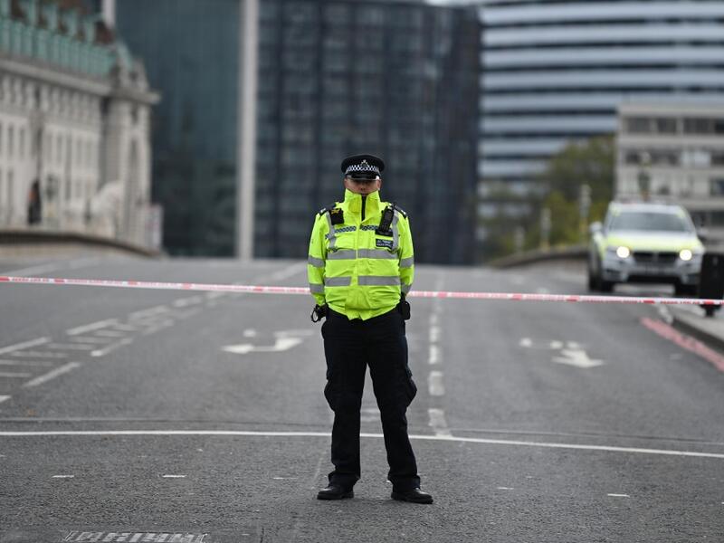 A British Police officer staffs a cordon closing Westminster Bridge in central London on October 13, 2020 following a security alert at St Thomas' Hospital. DANIEL LEAL-OLIVAS / AFP