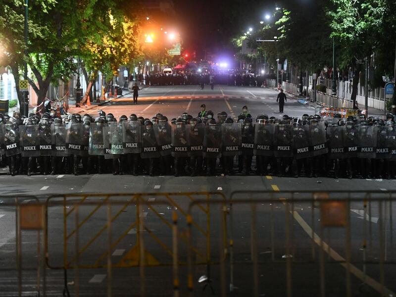 Riot police prepare to disperse pro-democracy protesters in Bangkok on October 15, 2020, after the government declared a state of emergency following an anti-government rally the previous day. Panumas SANGUANWONG / AFP