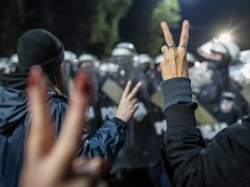 Protestors face off with riot police guarding the house of Jaroslaw Kaczynski, leader of Poland's ruling Law and Justice party (PIS) during a demonstration against a decision by the Constitutional Court on abortion law restriction,in Warsaw on October 23, 2020. Wojtek RADWANSKI / AFP