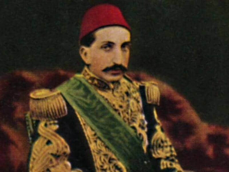 وتمكن عبد الحميد بفضل العلاقة الجيدة التي كانت تجمعه مع وزير الخارجية الإنكليزي اللورد "ساليسبوري" من استصدار قرار يمنع عـرض المسرحية في جميع الأراضي الإنكليزية وهو ما أجبر المؤلف على تغيير اسمها ومحتواها.