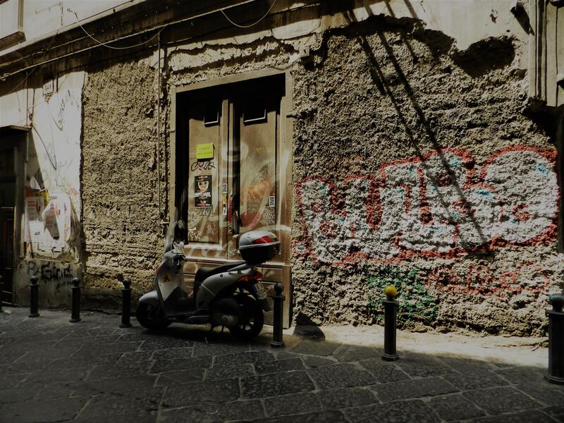 Narrow alley in Naples, Italy/Photo by Ewelina Lepionko