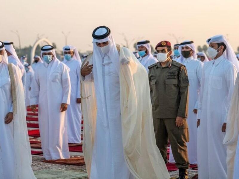 أمير قطر يقلب عباءته