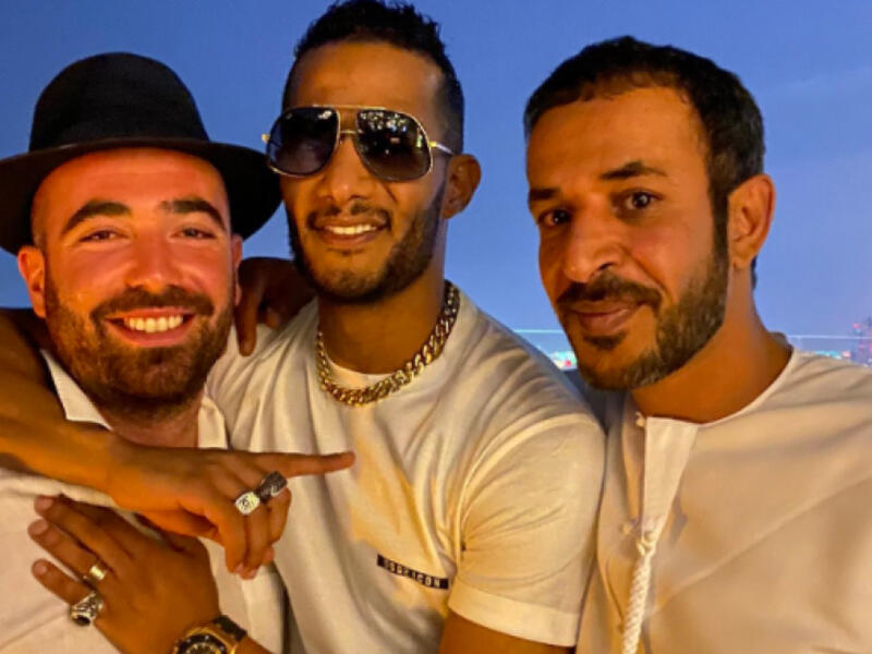 وأثار الفنان محمد رمضان ضحة كبيرة عبر مواقع السوشيال ميديا، بعد أن قام الناشط الإماراتي حمد المزروعي، بنشر صورة لمحمد رمضان، تجمعه بالمطرب الإسرائيلي عومير آدام، عبر حسابه على  "تويتر".