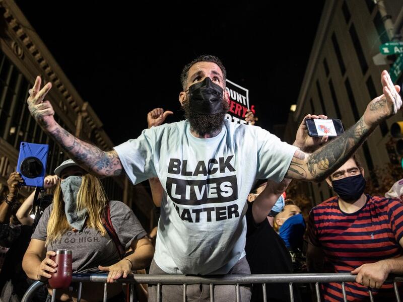 People celebrating the election victory of Joe Biden taunt supporters of U.S President Donald Trump from across the street while celebrating outside the Philadelphia Convention Center after Joe Biden was declared winner of the 2020 presidential election on November 07, 2020 in Philadelphia, Pennsylvania. Chris McGrath / GETTY IMAGES NORTH AMERICA / Getty Images via AFP