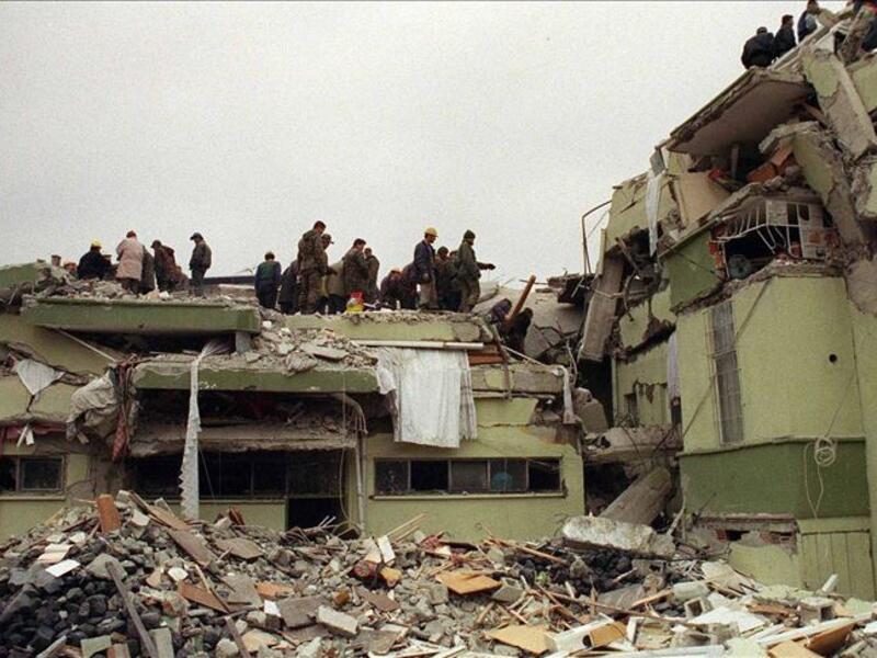 وبلغ مجموع المتضررين من الزلزال المذكور 180 ألف شخص، فيما طاول التدمير أكثر من 18 ألف مبنى، وقدرت الحكومة الخسائر بنحو 10 مليارات دولار أميركي، واضطرت المنشآت الصناعية في المنطقة إلى إيقاف إنتاجها بسبب انقطاع التيار الكهربائي.