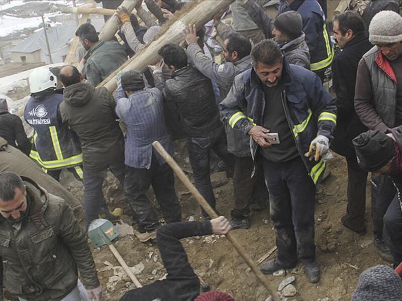 ومنذ عام 1942 وحتى 1983ضربت تركيا العديد من الزلازل، أودت بحياة قرابة 25 ألف شخص، كان أعنفها الزلزال الذي وقع في مقاطعة "وان" في عام 1976، وبلغت قوته 7.3 درجات على مقياس ريختر، وتسبب بمصرع 5300 شخص تقريبًا. 
