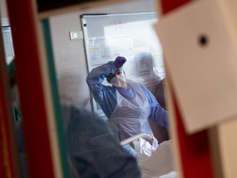 Medical staff provide medical care to a patient at the intensive care unit for patients infected by Covid-19 of the university-affiliated hospital (CHU) Cavale Blanche in Brest, western France, on November 4, 2020. Loic VENANCE / AFP