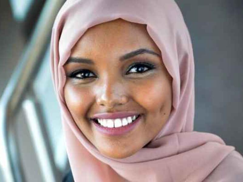 ولدت في مخيم كاكوما للاجئين في كينيا حيث استقرت عائلتها بعد الفرار من الحرب الأهلية الصومالية. وبعد سبع سنوات، هاجرت مع اسرتها إلى أمريكا واستقرت في مينيسوتا حيث تتركز الأقلية المسلمة. 