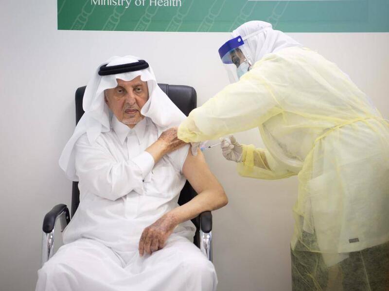تلقى مستشار خادم الحرمين الشريفين أمير منطقة مكة خالد الفيصل، الجرعة الأولى من لقاح كورونا (كوفيد - 19) في مركز اللقاحات الأول بجدة في 26 ديسمبر الجاري.