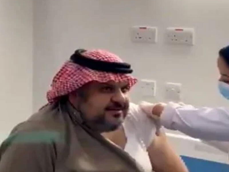 شارك الأمير السعودي عبد الرحمن بن مساعد مقطع فيديو له عبر مواقع التواصل الاجتماعي يوثق من خلاله لحظة تلقيه لقاح "كورونا".