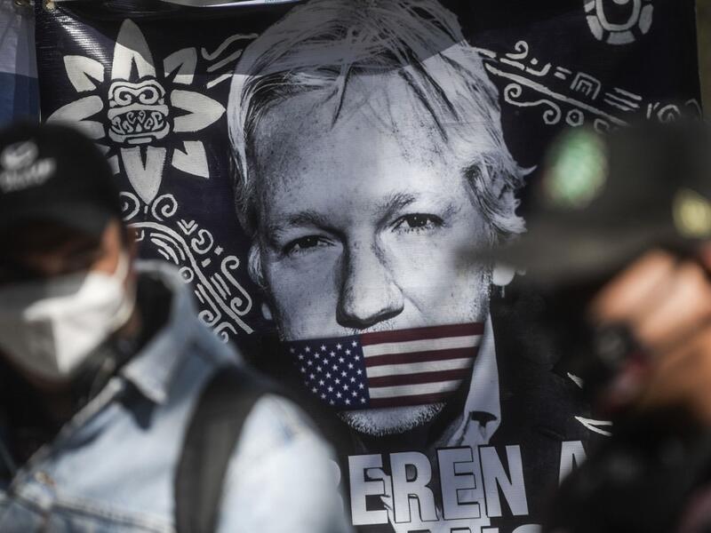 A flag is seen during a protest in front of the British embassy to demand the freedom of Wikileaks founder Julian Assange, in Mexico City, on January 4, 2021. After British justice denied the US extradition request, Mexican president Andres Manuel Lopez Obrador offered political asylum to Assange. Pedro PARDO / AFP