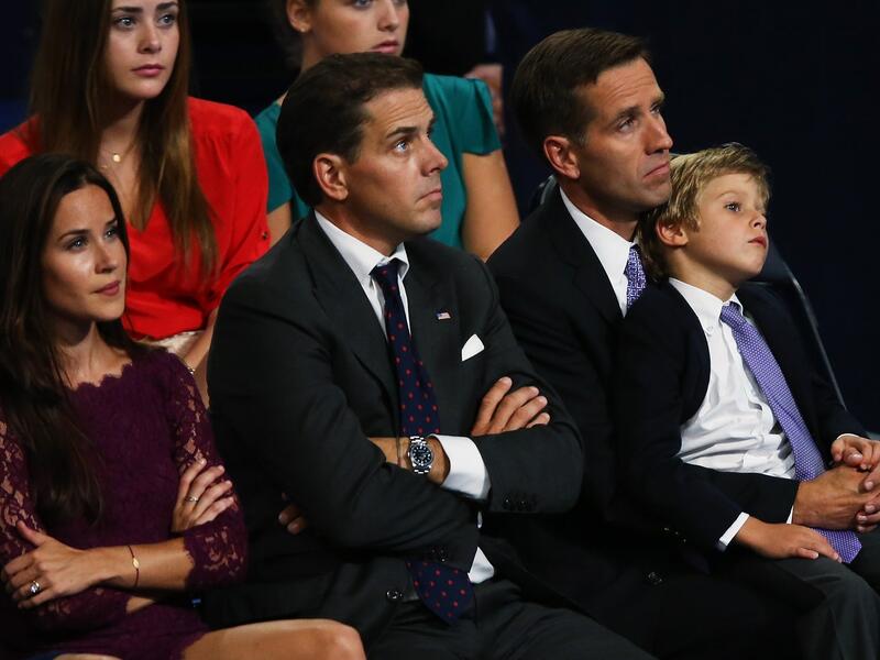 تعيش حياة أقل علنية من شقيقيها "هانتر" و"بو" الذي توفي في عام 2015 بعد إصابته بسرطان في الدماغ.