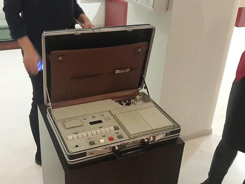 تحتوي الحقيبة على: مجلد مانيلا (إجراءات نظام البث الطارئ) + الكتاب الأسود (يحتوي على قائمة من الخيارات المعدة سابقًا للقيام بضربة) + كتاب المواقع السرية (قائمة تضم مواقع مخابئ حيث يمكن نقل الرئيس إليها لحمايته).