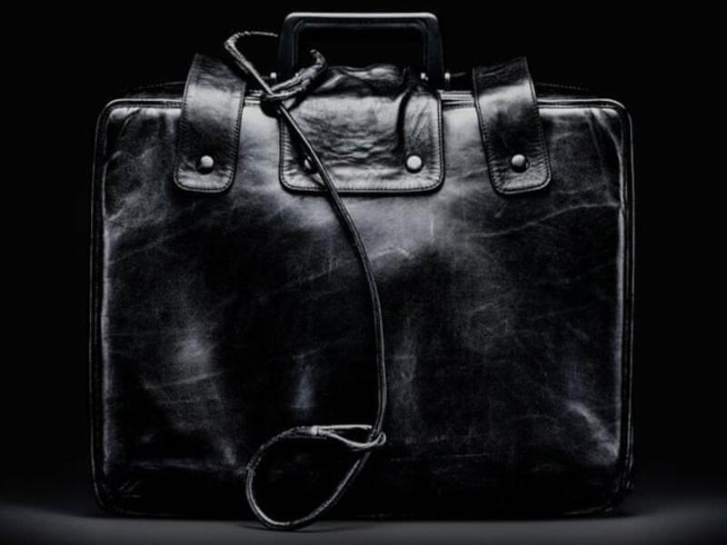 لا تحتوي الحقيبة في الواقع على زر أحمر كبير لشن حرب نووية، فالغرض الأساسي منها هو تأكيد هوية الرئيس، حيث يسمح له بالتواصل مع مركز القيادة العسكرية الوطنية في البنتاغون، الذي يراقب التهديدات النووية في جميع أنحاء العالم، ويمكن للرئيس أن يأمر برد فوري.