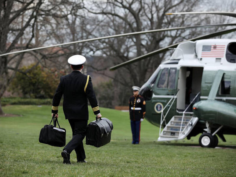 الـ"بيسكت" النووية: بطاقة بلاستيكية منفصلة عن كرة القدم تحتوي على رموز المصادقة على توجيه ضربة نووية وتسمح للرئيس بالتعريف عن نفسه للجيش وإصدار الأمر بتوجيه ضربة نووية.