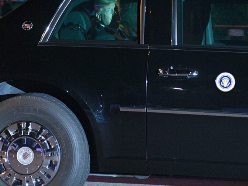 يتم تجهيز السيارة بعجلات مقاومة للثقوب وإطارات فولاذية.