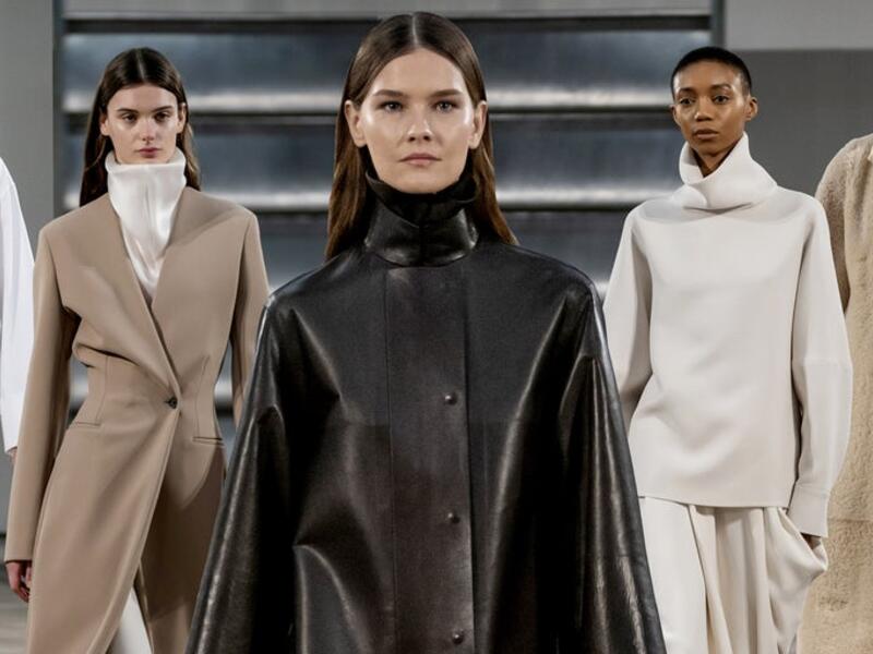 انشأت التوأم "ماري كيت" و"آشلي أولسن" خط أزياء قبل نحو  10 سنوات يحمل اسم The Row والتي اشتهرت بخياطتها الفريدة وتصاميمها الأنيقة.