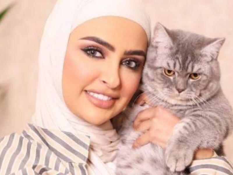 خبيرة التجميل الكويتية سندس القطان: أثارت جدلًا حين وصفت عقود العمالة المنزلية المعمول بها في بلدها بـ"المسخرة" مستنكرة منحها يوم إجازة بالأسبوع واحتفاظ العمالة بجوازات سفرها.
