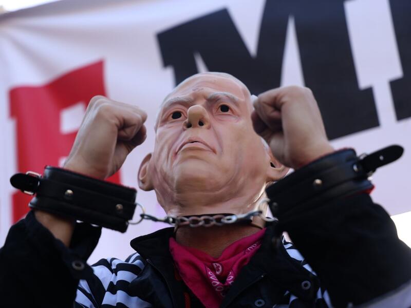 Israelis demonstrate outside the court as Prime Minister Benjamin Netanyahu's corruption trial resumes in occupied east Jerusalem, on February 8, 2021. Israel's Prime Minister Benjamin Netanyahu returns to court to formally respond to the corruption charges against him, as his trial enters an intensified phase six weeks before he faces re-election. EMMANUEL DUNAND / AFP