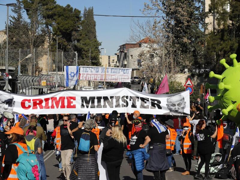 Israelis demonstrate outside the court as Prime Minister Benjamin Netanyahu's corruption trial resumes in occupied east Jerusalem, on February 8, 2021. Israel's Prime Minister Benjamin Netanyahu returns to court to formally respond to the corruption charges against him, as his trial enters an intensified phase six weeks before he faces re-election. Ahmad GHARABLI / AFP