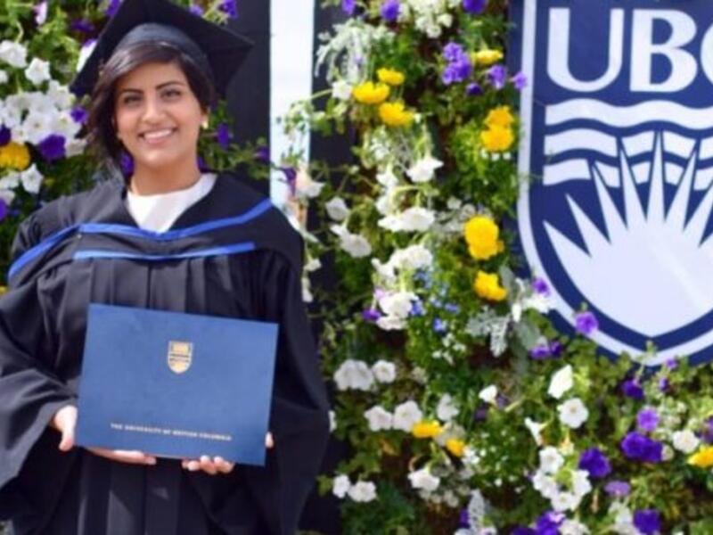 والدها ضابط في البحرية الملكية السعودية، ودرست الأدب الفرنسي في جامعة كولومبيا البريطانية  في فانكوفر بكندا.