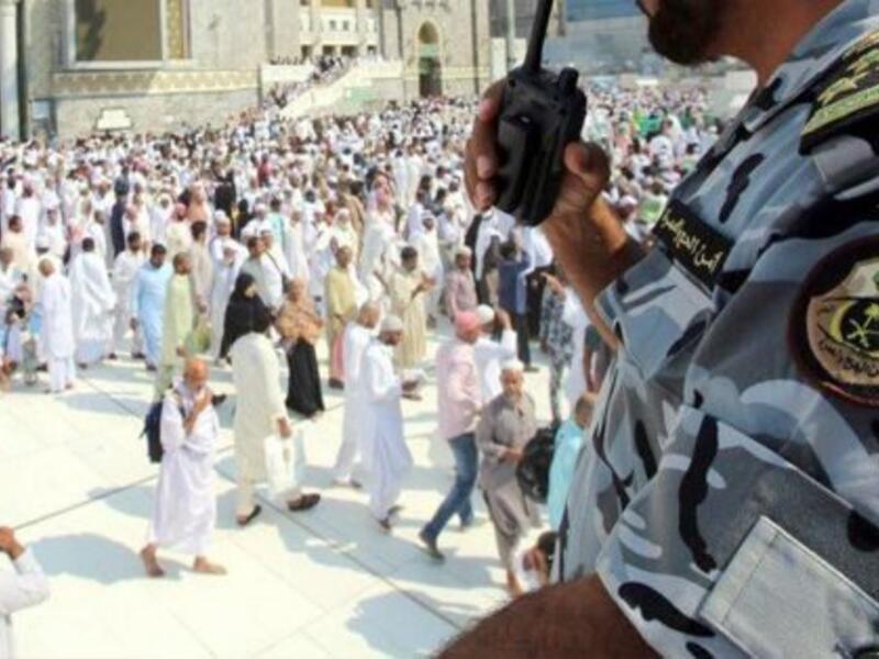 إلزام جميع المكلفين والعاملين في الحج بأخذ جرعتي اللقاح المعتمد في السعودية ضد كورونا، قبل بدء التكليف بما لا يقل عن أسبوع، وإلزامية ارتداء الكمامة لجميع الحجاج والعاملين في جميع الأوقات.
