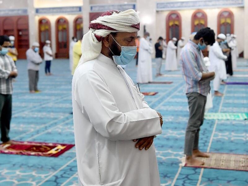 الإمارات: قررت دائرة الشؤون الإسلامية والعمل الخيري عدم إغلاق المساجد  لكنها حددت ضوابط احترازية للوقاية منها: الصلاة لا تزيد عن 30 دقيقة وإحضار سجادة الصلاة الخاصة والالتزام التام بارتداء الكمامات في المسجد.