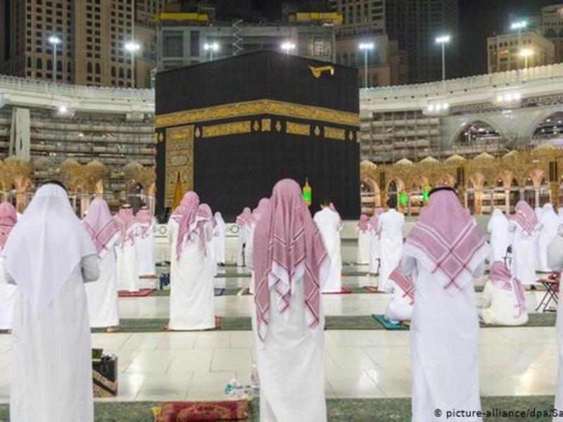 السعودية: أعلنت السعودية عن إقامة صلاة تراويح شهر رمضان هذا العام في المسجدين الحرام والنبوي مع تعليق موائد الإفطار الجماعي والاعتكاف.