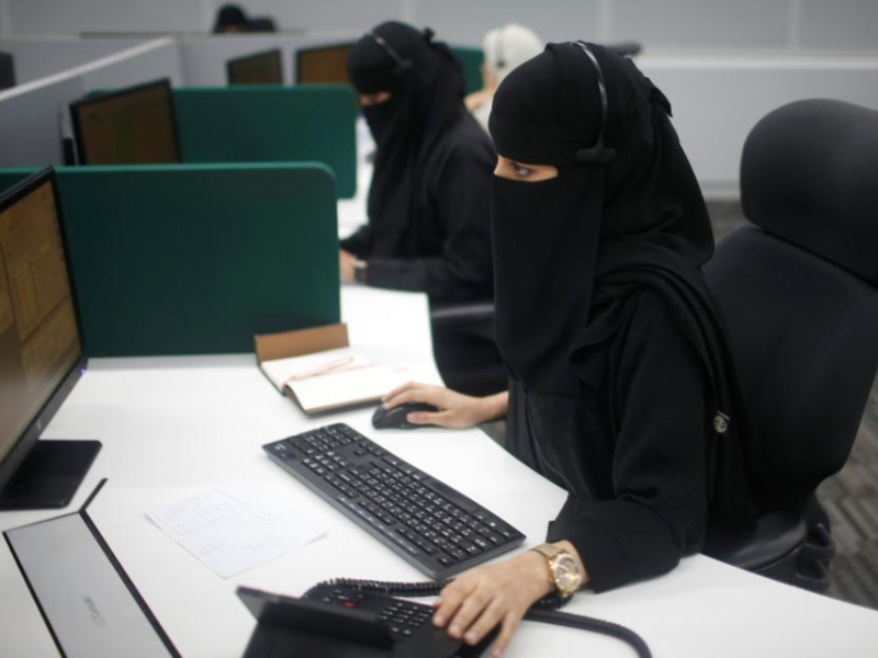 33.2 % مشاركة المرأة السعودية في القوى العاملة: استحداث وظائف للمستقبل ودعم الابتكار، وزادت مشاركة المرأة السعودية في القوى العاملة لتصل إلى 33.2 % عام 2020م بعد أن كانت 19.4 % في عام 2017م.